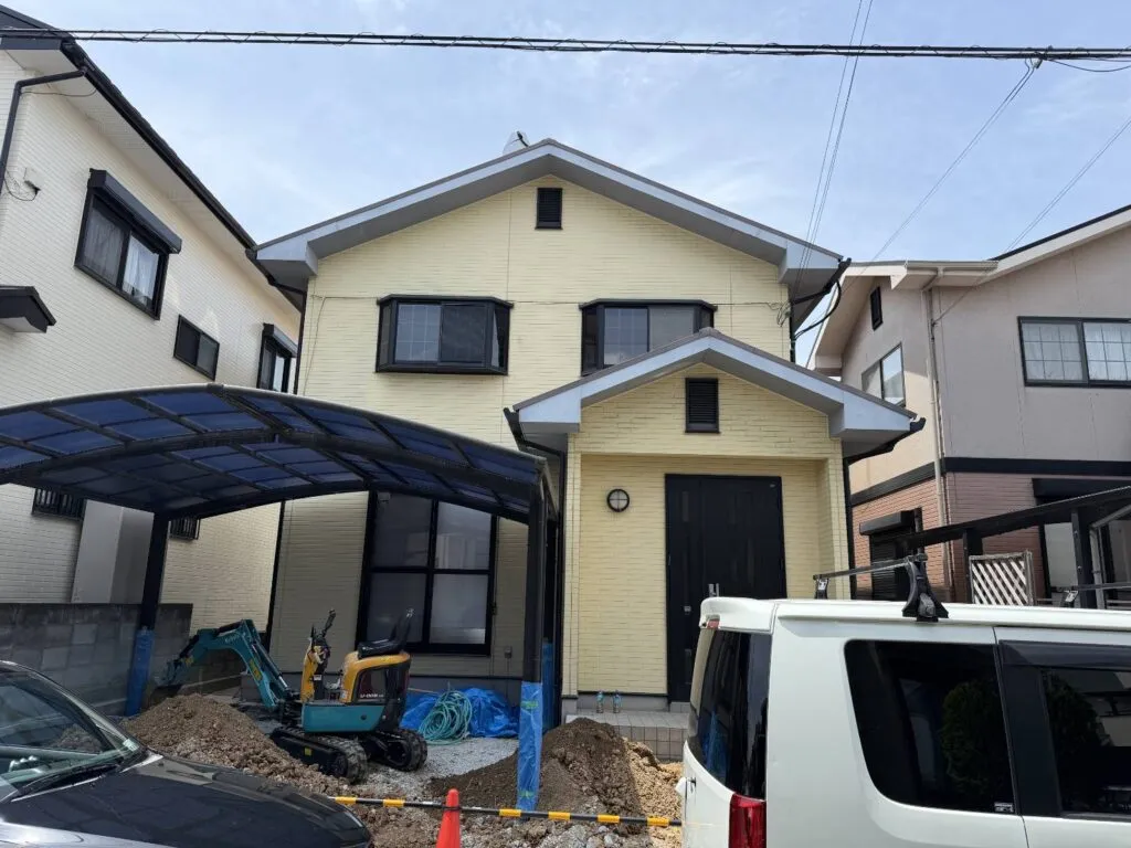 施工前（黄色系の外壁）