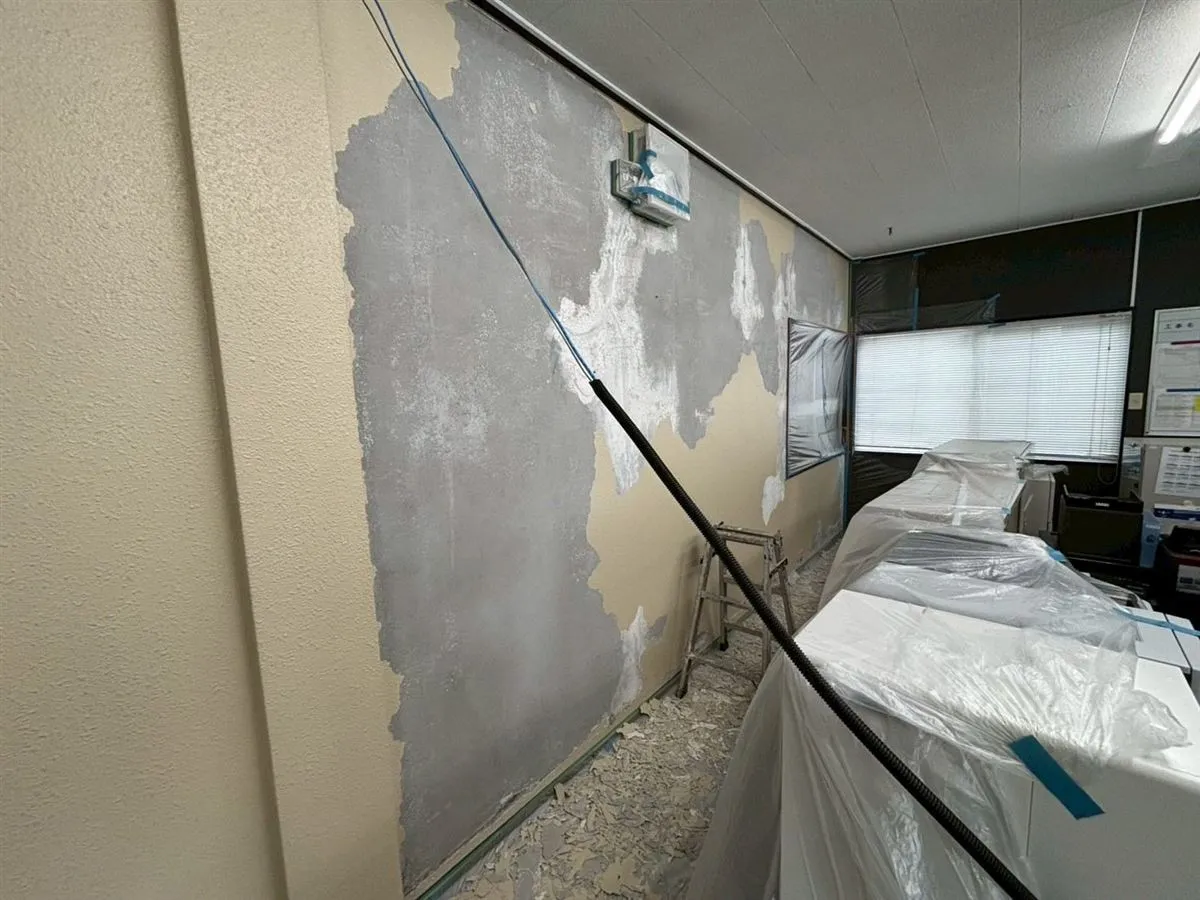 [加古川市]｜雨漏れによる塗膜剥離を補修し、内装塗装工事を施工しました！[M様事務所]